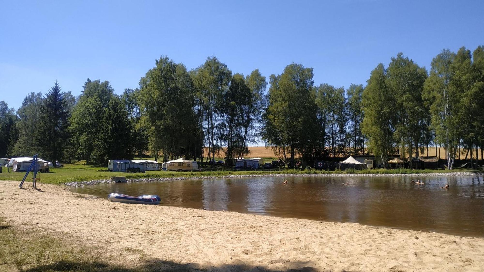 Autokemp Panistavka Zirovnice Bagian luar foto